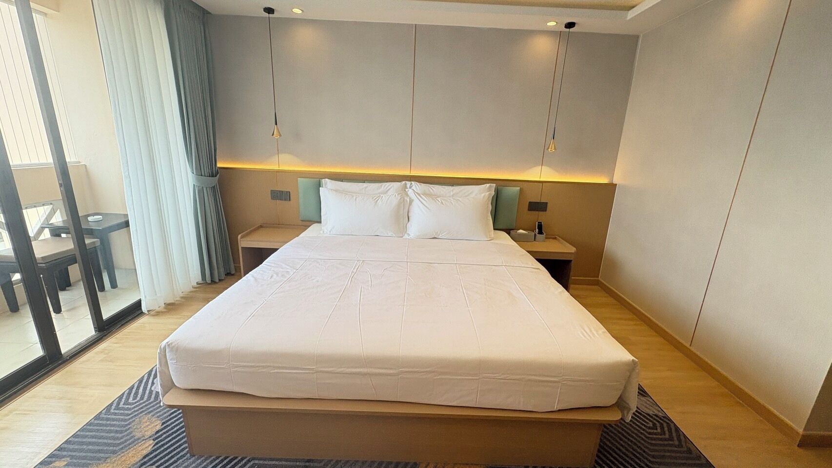 Deluxe Double Room | Hypo-allergenic bedding, in-room safe, desk, laptop workspace