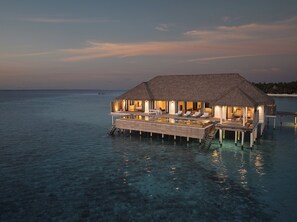 Maalifushi Water Villa | 고급 침구, 오리/거위털 이불, 미니바, 객실 내 금고