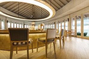 2 restaurantes, se sirven desayunos, comidas y cocina internacional