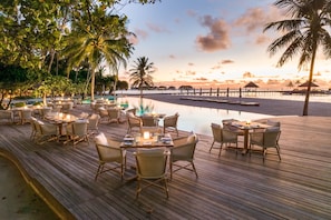 2 restaurants, breakfast, lunch, dinner served; international cuisine