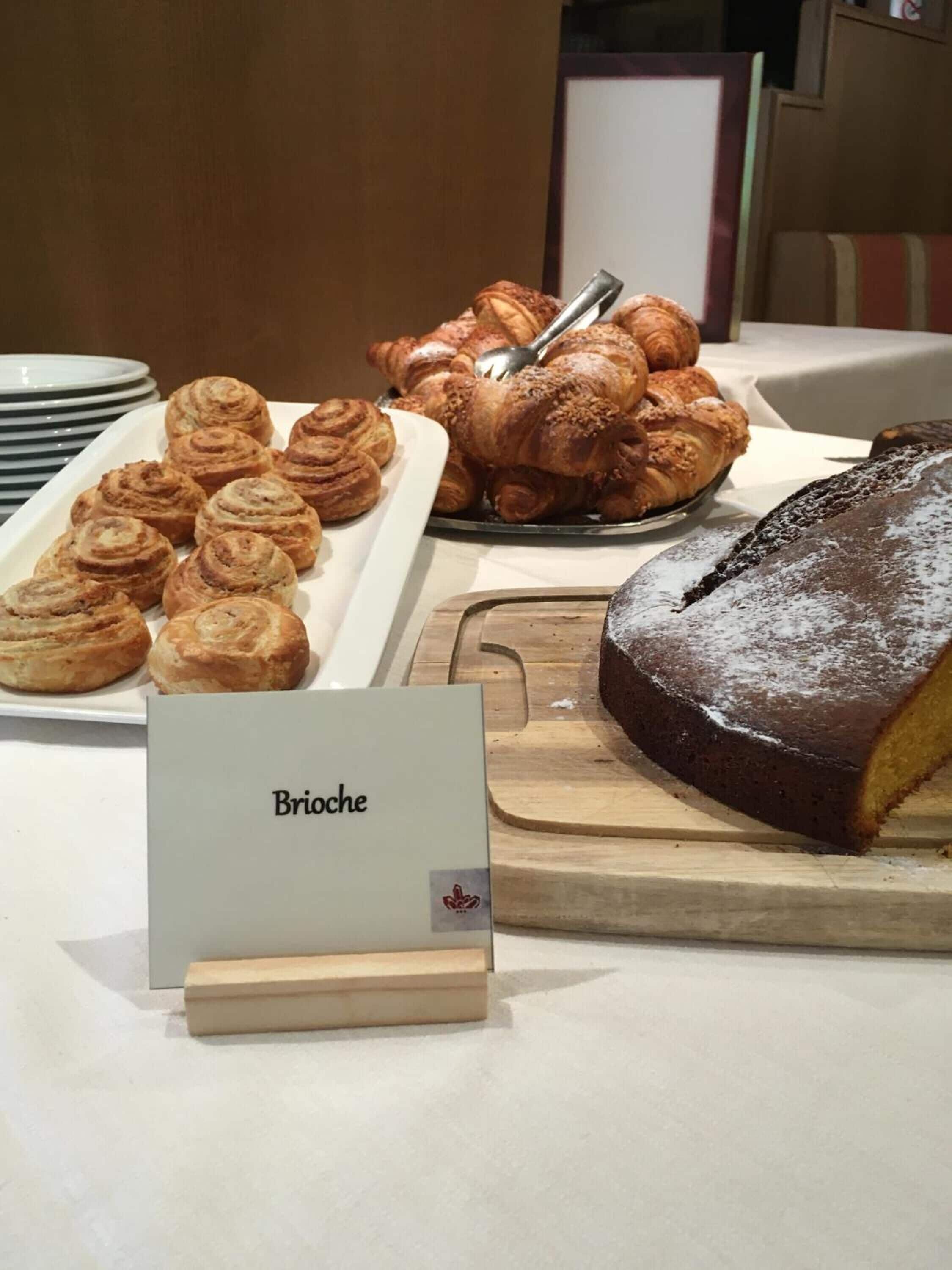 A table with various pastries and a sign labeled "Briche".