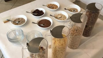 Frukost, lunch och middag serveras och det finns Àven uteservering.