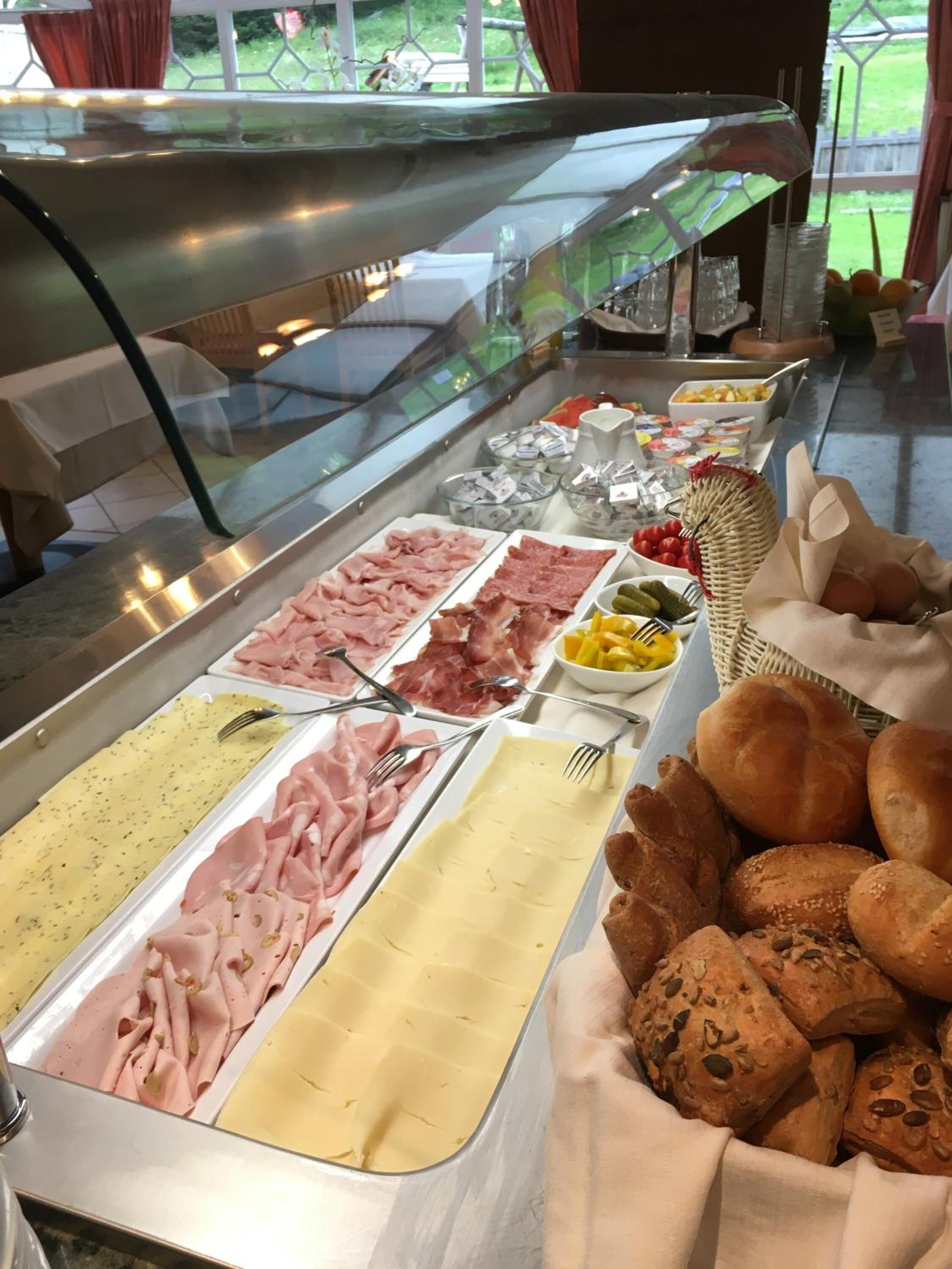 Breakfast, lunch, dinner served; pizza, al fresco dining 