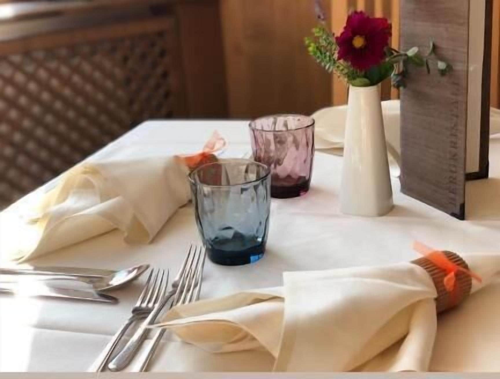 breakfast, lunch, dinner served; pizza, al fresco dining