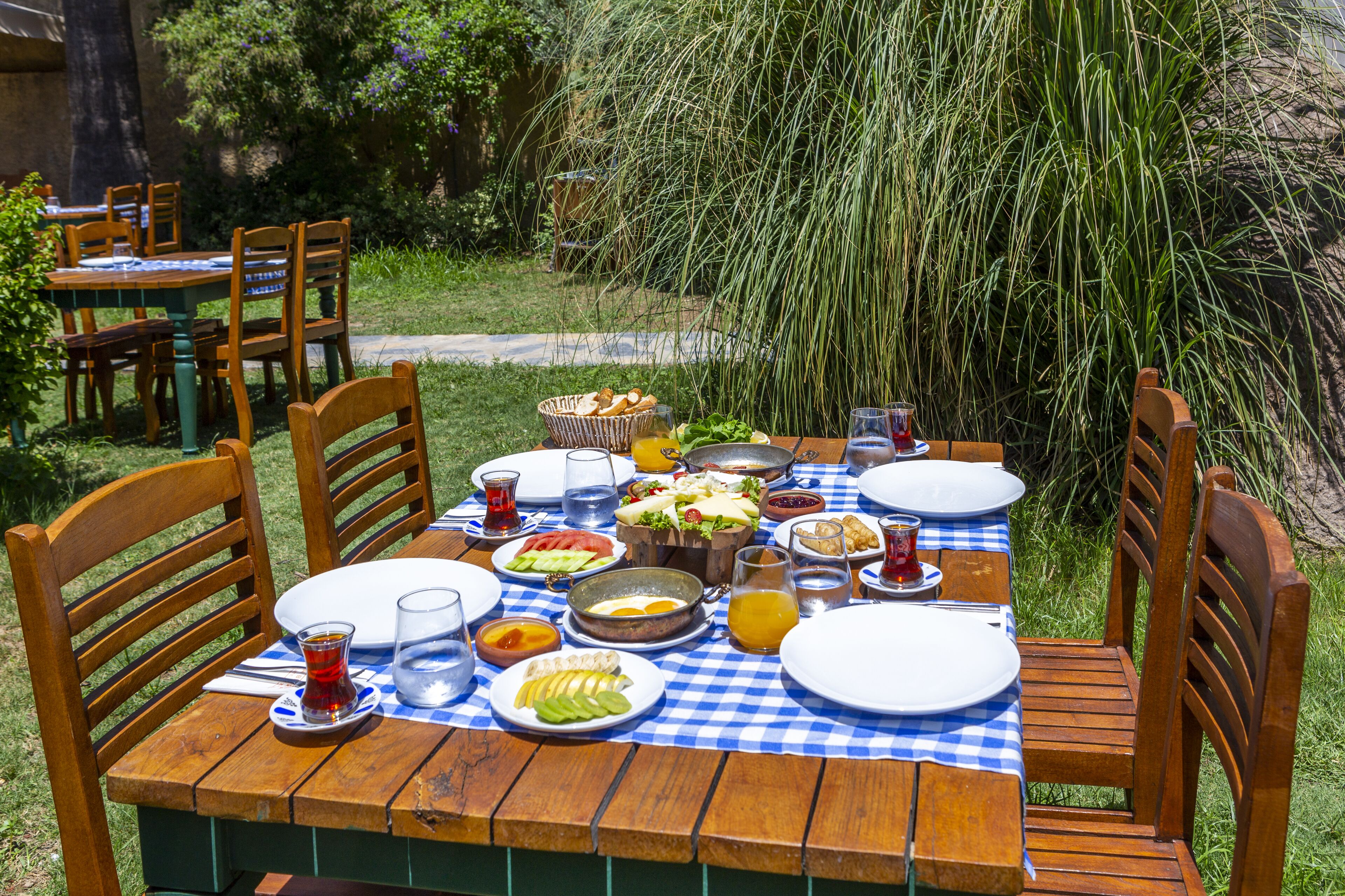 free daily full breakfast