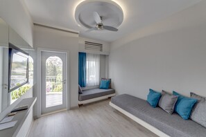 Superior Room | Living area | LCD TV - La Brezza Suite & Hotel (Bodrum)