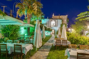 Se sirven cenas, restaurante con mesas al aire libre