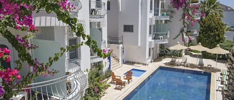 Una piscina al aire libre, sombrillas