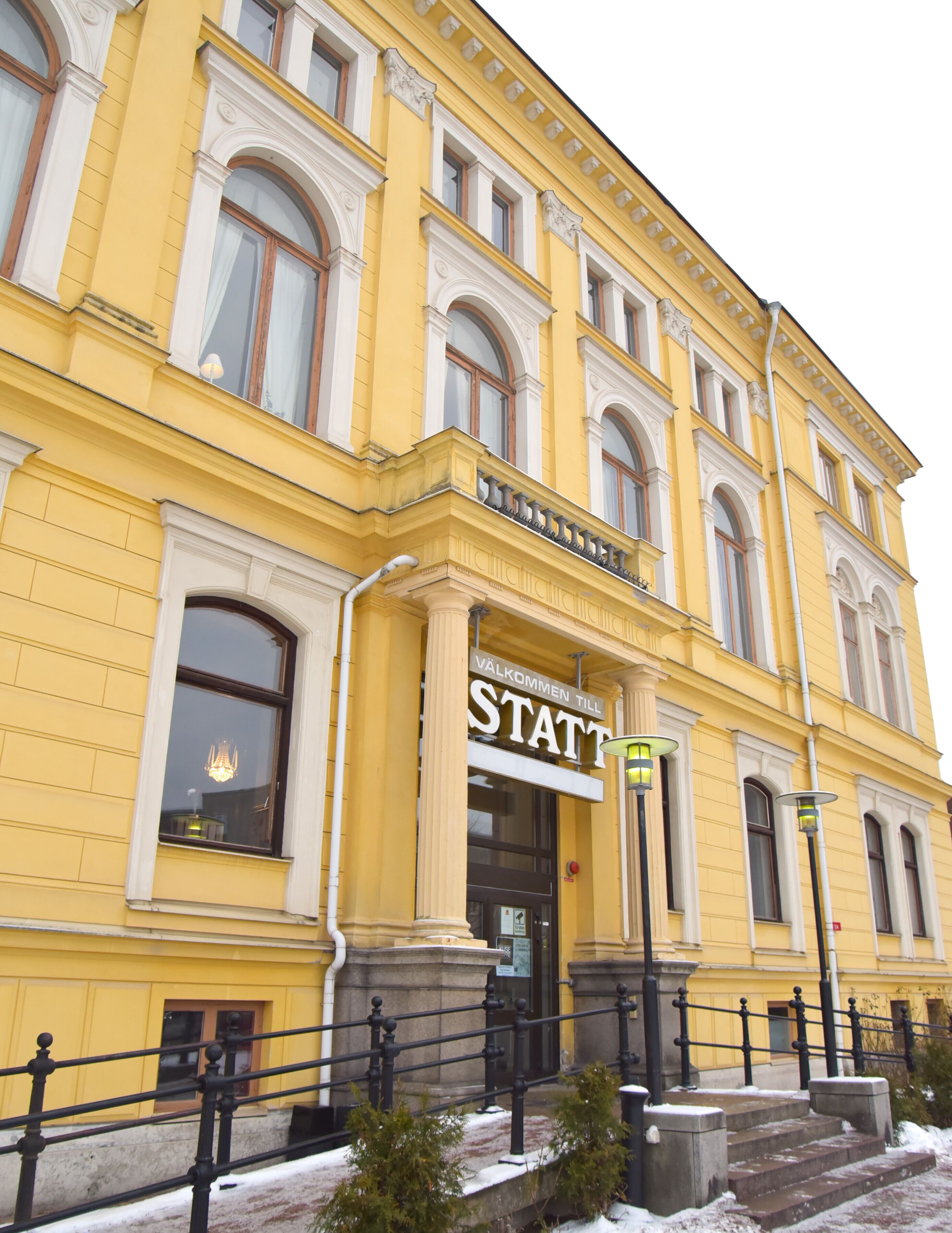 Un bâtiment jaune sur lequel on peut lire l’inscription « STATT ».
