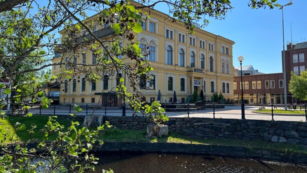 A historic building with classical architecture, a stone wall, and a small canal. - Statt Kristinehamn (Kristinehamn)