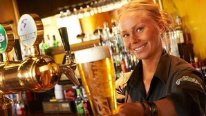 A bar with beer taps and a glass of beer. - Statt Kristinehamn (Kristinehamn)