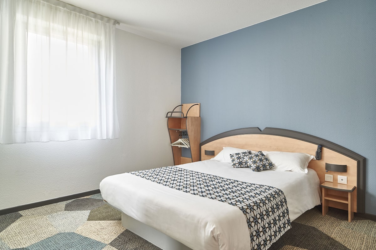 Dobbeltrom – comfort | Skrivebord, skrivebord for bærbar PC, blendingsgardiner og lydisolert