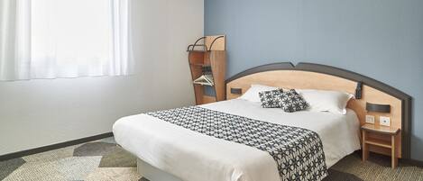 Quarto casal clássico | Escrivaninha, espaço de trabalho para notebook, cortinas blackout