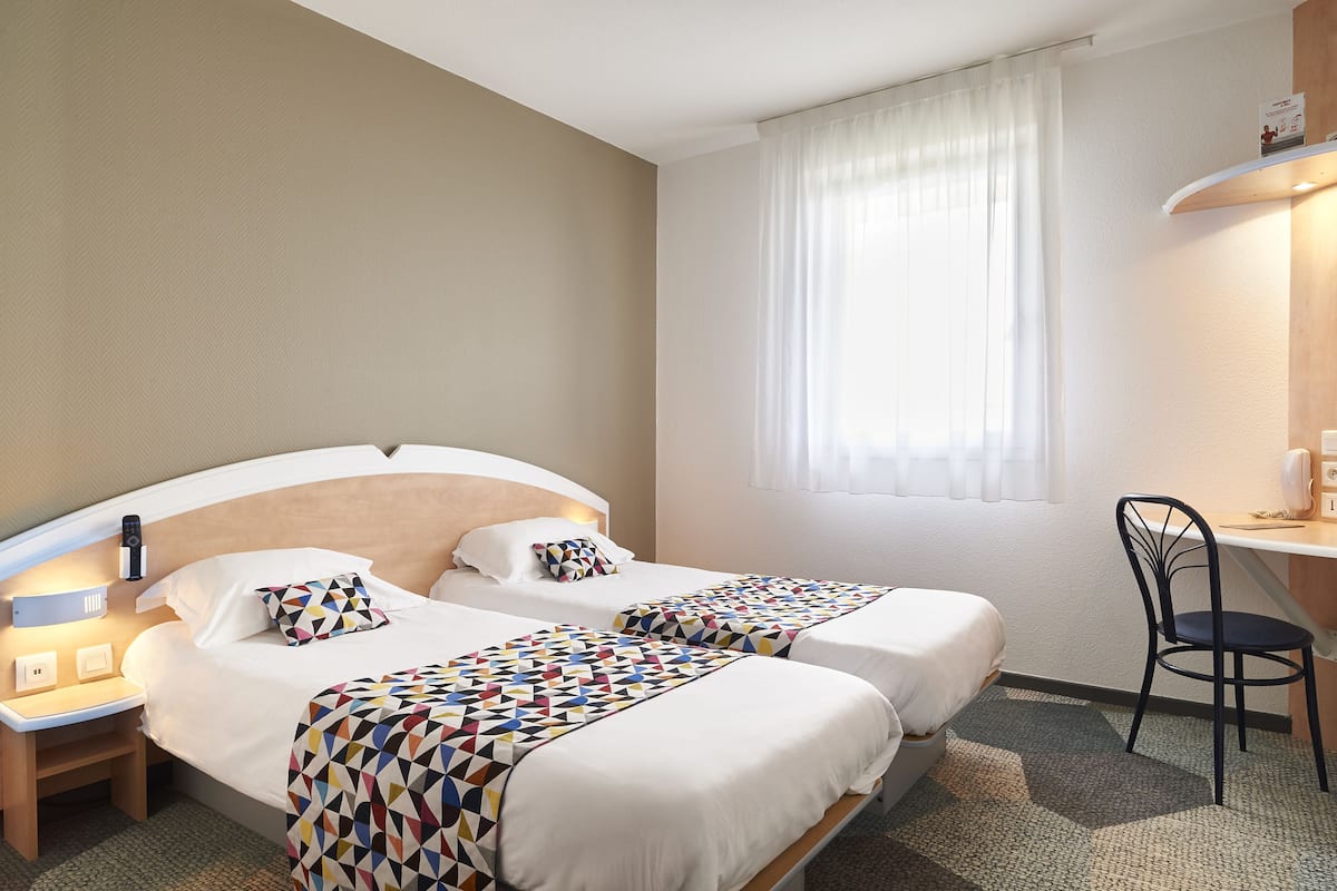 Classic Twin Room | Meja, ruang kerja komputer riba, langsir/tirai gelap terus, kalis bunyi