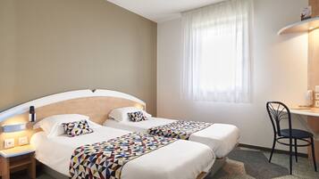 Classic-Zweibettzimmer | Schreibtisch, laptopgeeigneter Arbeitsplatz, Verdunkelungsvorhänge