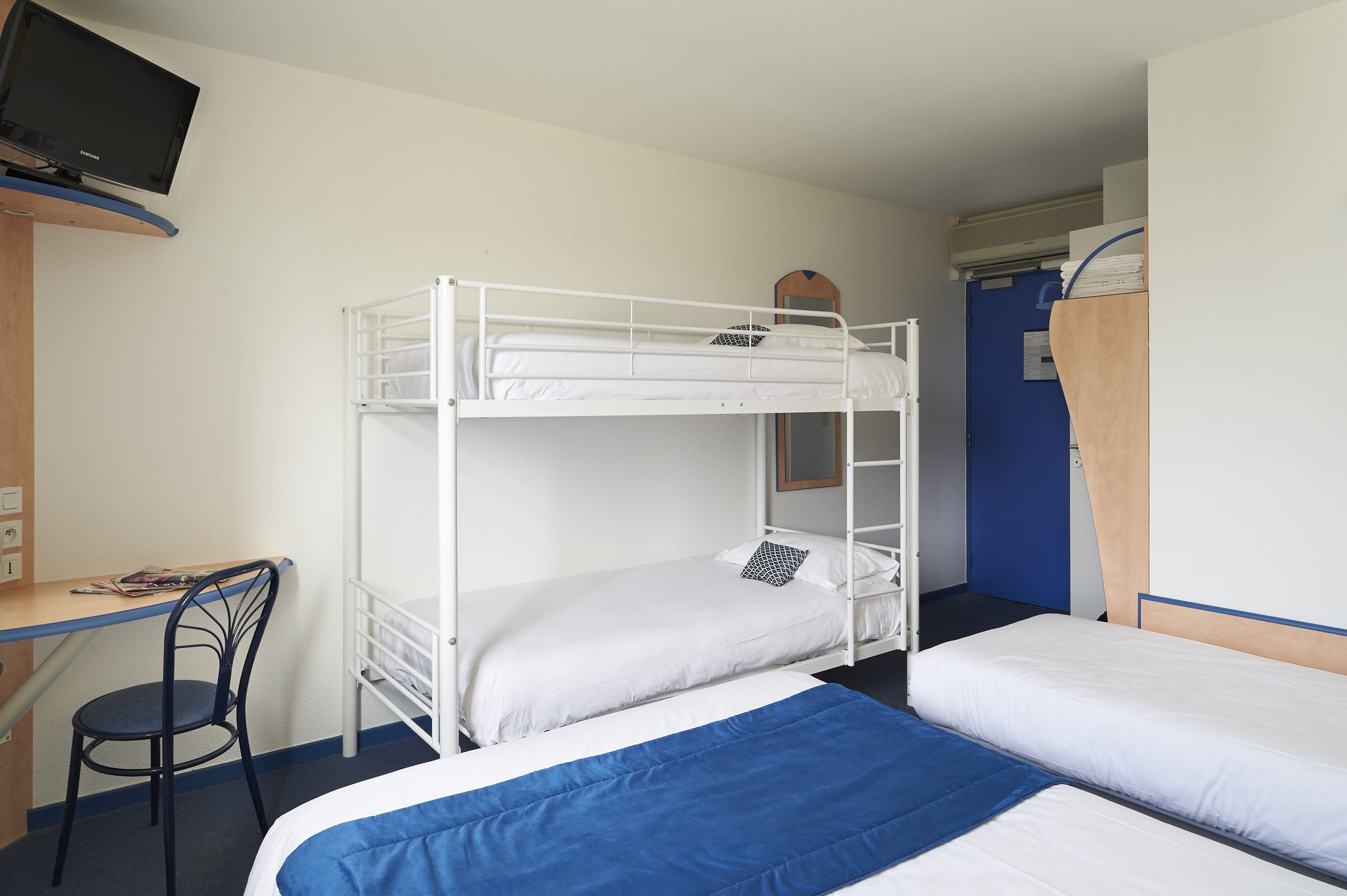 classic double room | desk, laptop workspace, blackout curtains, soundproofing