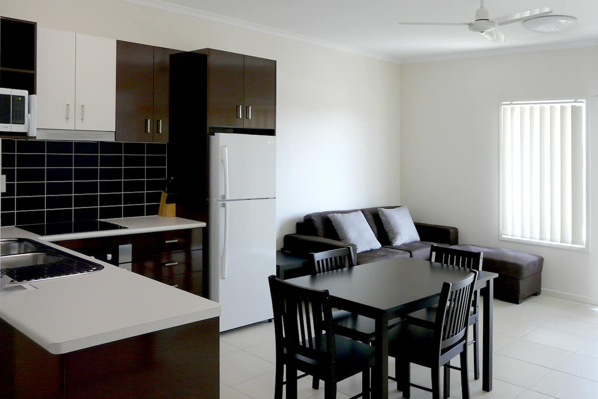 3 habitaciones y espacio para trabajar con laptop