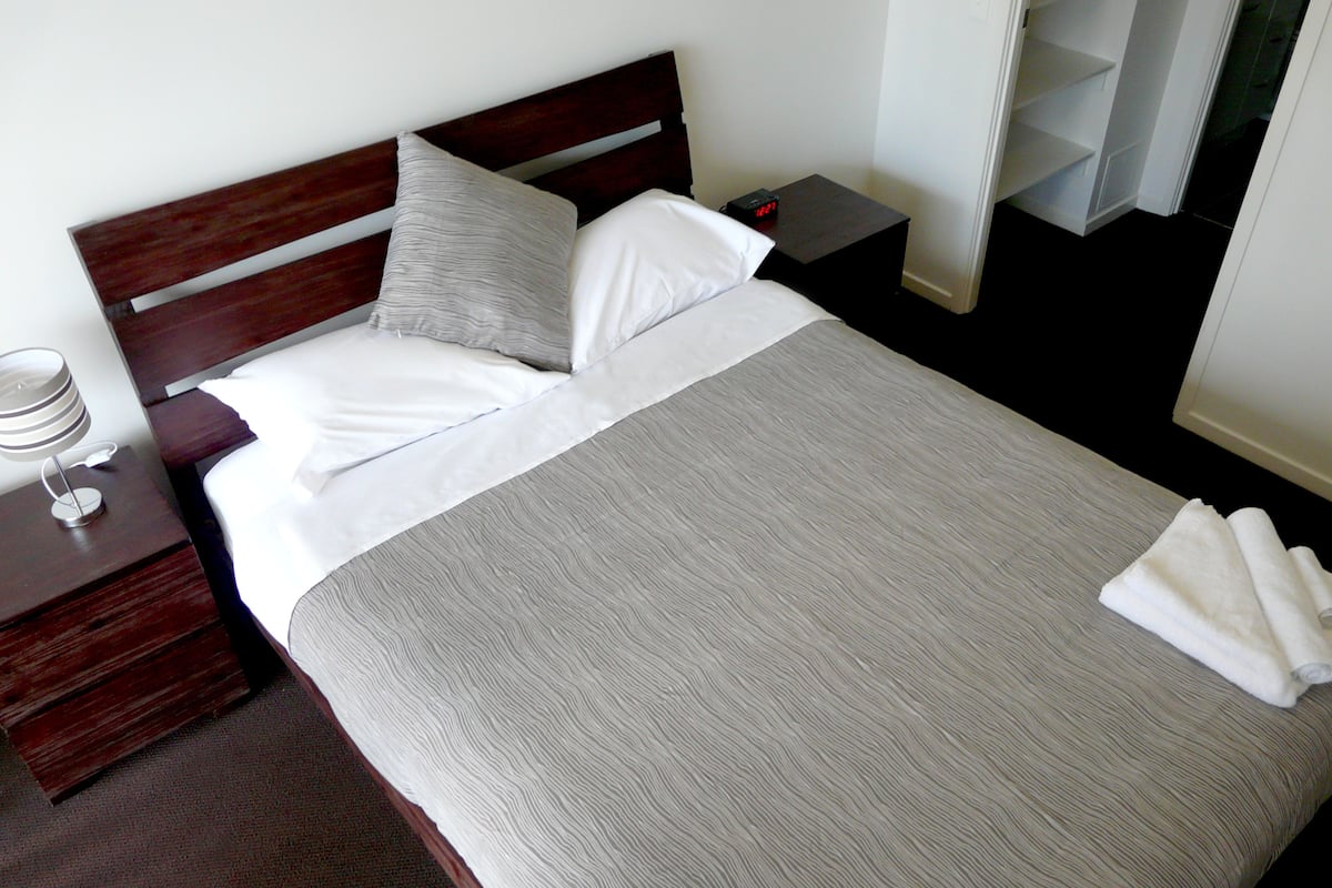3 habitaciones y espacio para trabajar con laptop