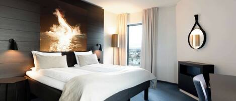 Minibar, coffres-forts dans les chambres, bureau, rideaux occultants