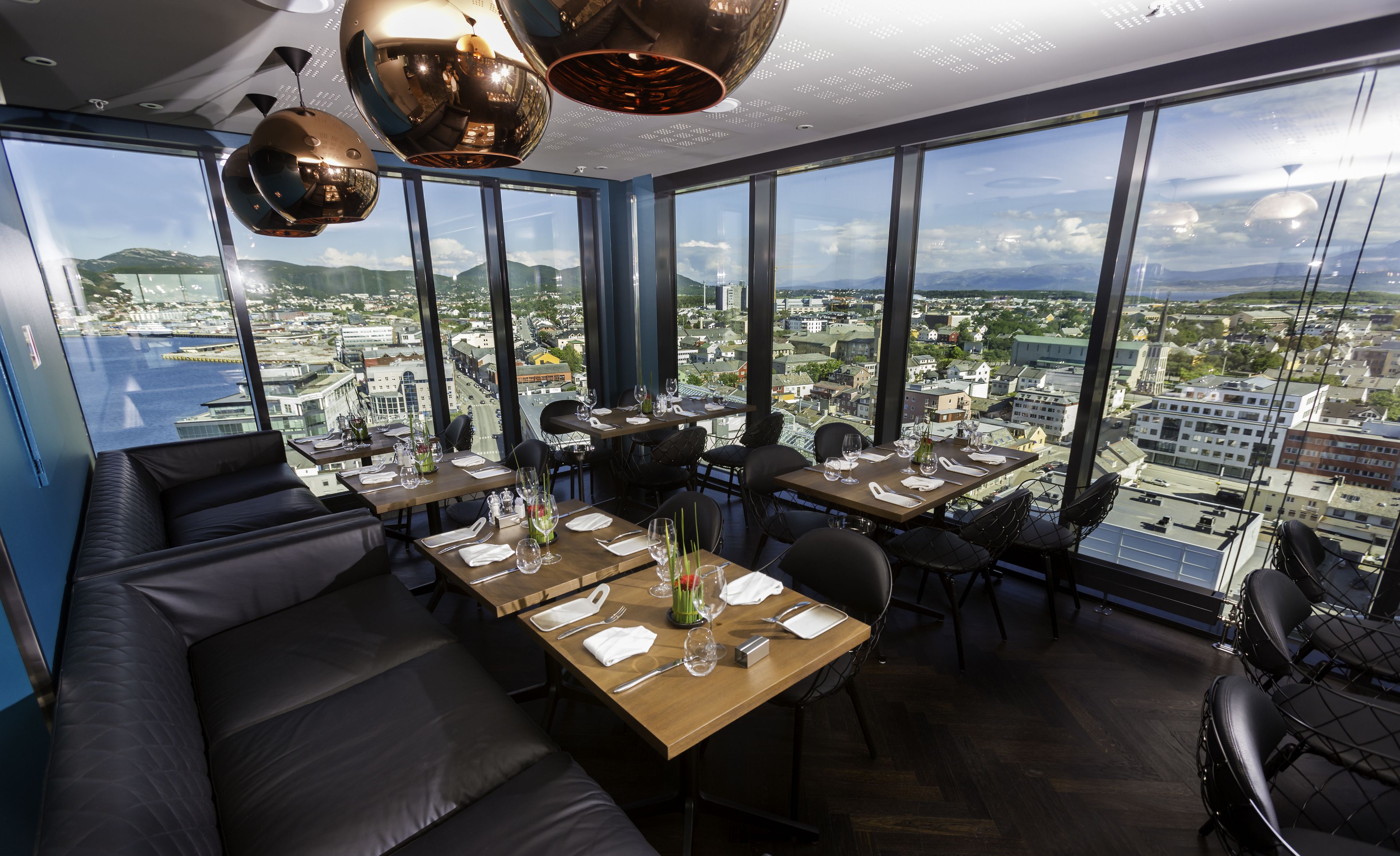 2 restauranter, frokost, lunsj og middag serveres, lokale retter