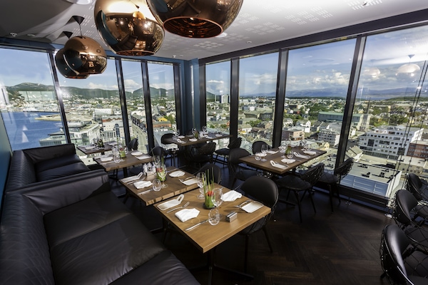 2 restaurants; breakfast, lunch, and dinner served