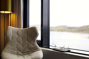 Minibar, caja de seguridad en la habitación y escritorio 