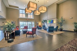 Lobby - Comfort Suites Marietta - Parkersburg (Marietta)