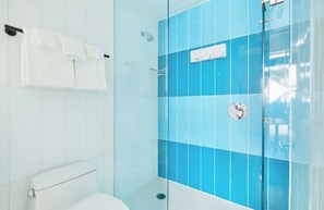 Designer-Toilettenartikel, Haartrockner, Handtücher, Seife