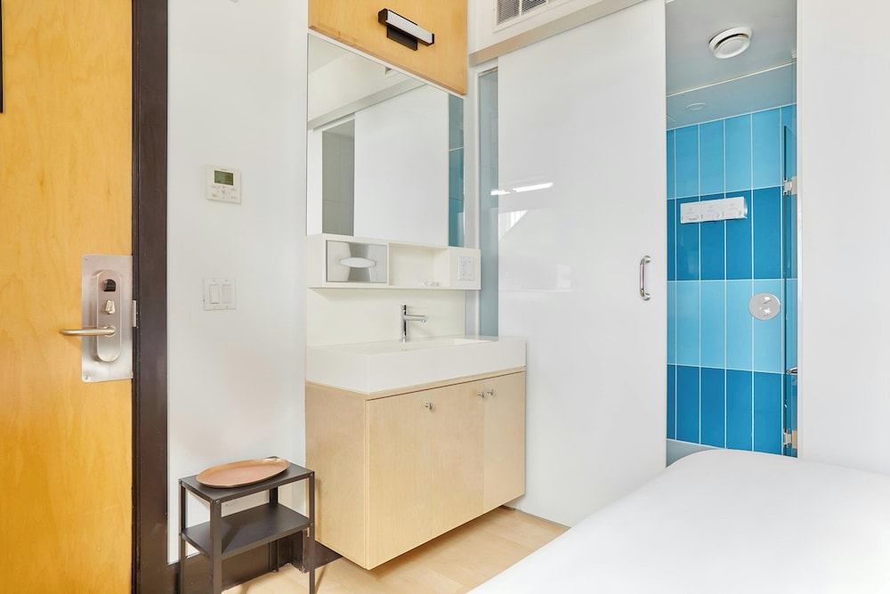 The Beverley Hotel Queen West, Sonder by null