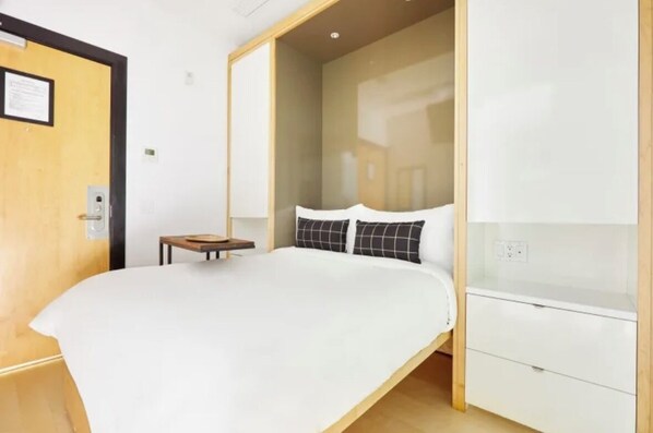 1 quarto, ferros/tábuas de passar roupa, berços grátis, roupa de cama