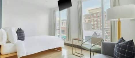 1 habitación, tabla de planchar con plancha y cunas gratuitas