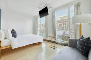 XL Suite | Iron/ironing board, free cribs/infant beds, free WiFi, bed sheets