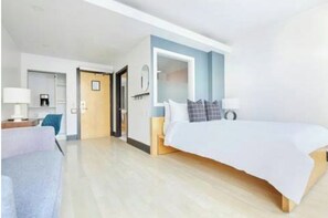XL Suite | Iron/ironing board, free cribs/infant beds, free WiFi, bed sheets