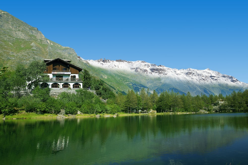 Chalet sul lago Hotel In Montagna