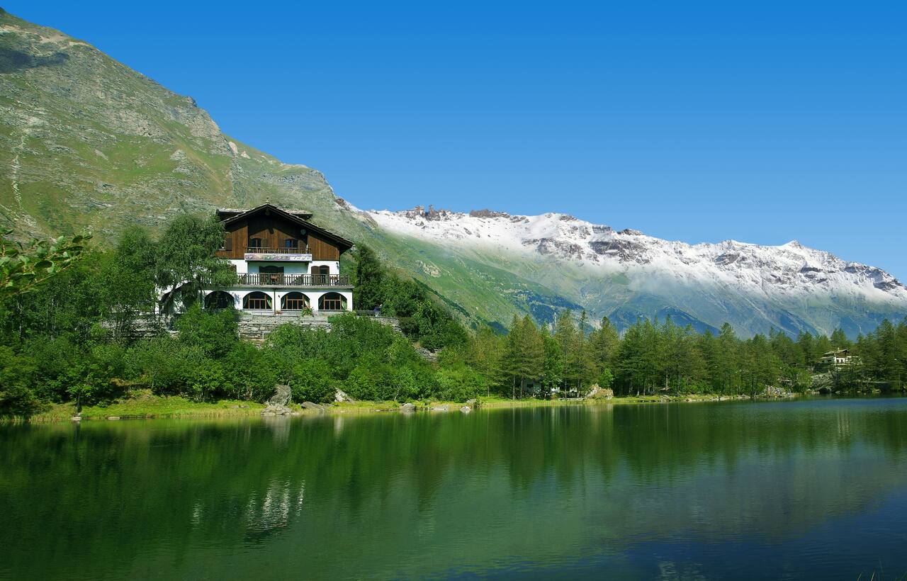 Chalet sul lago Hotel In Montagna