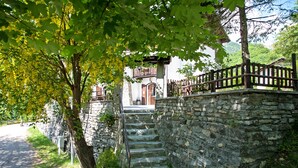 A stone staircase leading to a building with a wooden fence. - Chalet sul lago Hotel In Montagna (Moncenisio)