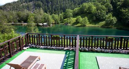 Chalet sul lago Hotel In Montagna