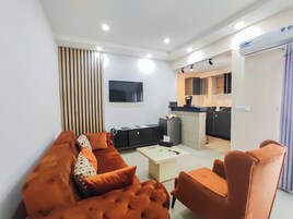 Senior Suite | Living area | Flat-screen TV