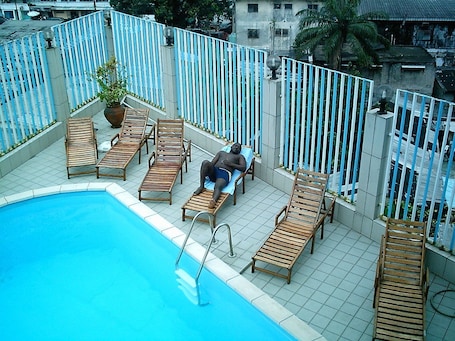 Una piscina al aire libre, sombrillas