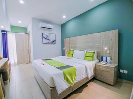 Suite sénior | Ropa de cama de alta calidad, minibar, caja fuerte