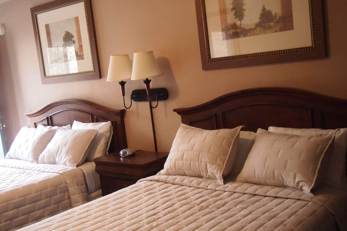 Phòng phong cách cổ điển, 2 giường cỡ queen | Trang trí khác biệt, trang bị nội thất với thiết kế riêng biệt