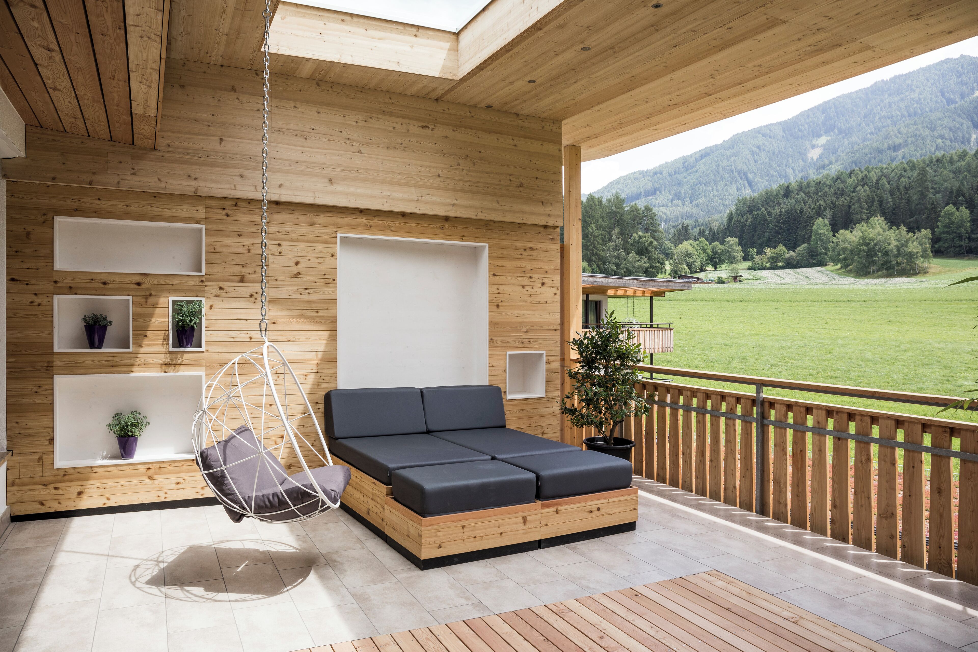 Suite | Wohnbereich | 55-Zoll-LCD-Fernseher mit Satellitenempfang, Fernseher, Tischfußball