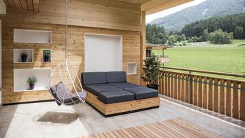 Suite | Wohnbereich | 55-Zoll-LCD-Fernseher mit Satellitenempfang, Fernseher, Tischfußball