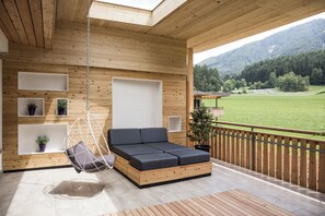 Suite | Wohnbereich | 55-Zoll-LCD-Fernseher mit Satellitenempfang, Fernseher, Tischfußball