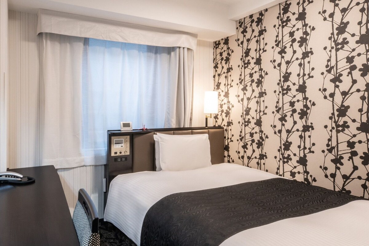 Premium bedding, desk, WiFi (free), bed sheets