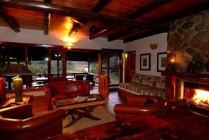Deluxe Room | Living room | Flat-screen TV - Indlovu River Lodge (Hoedspruit)