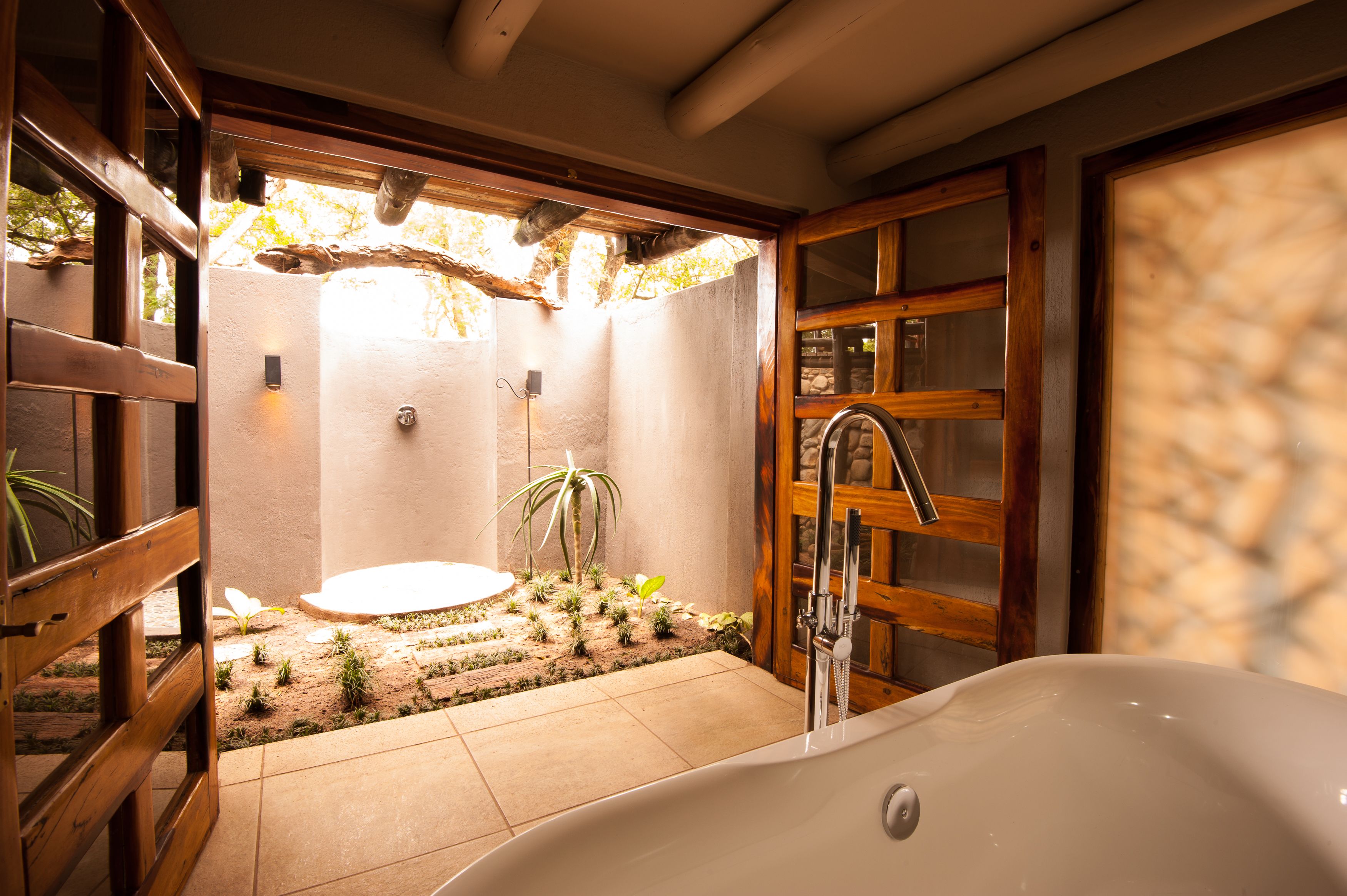 Suite de lujo, 1 habitación, vista al río | Baño | Tina profunda, amenidades de baño gratuitas, secadora de cabello 