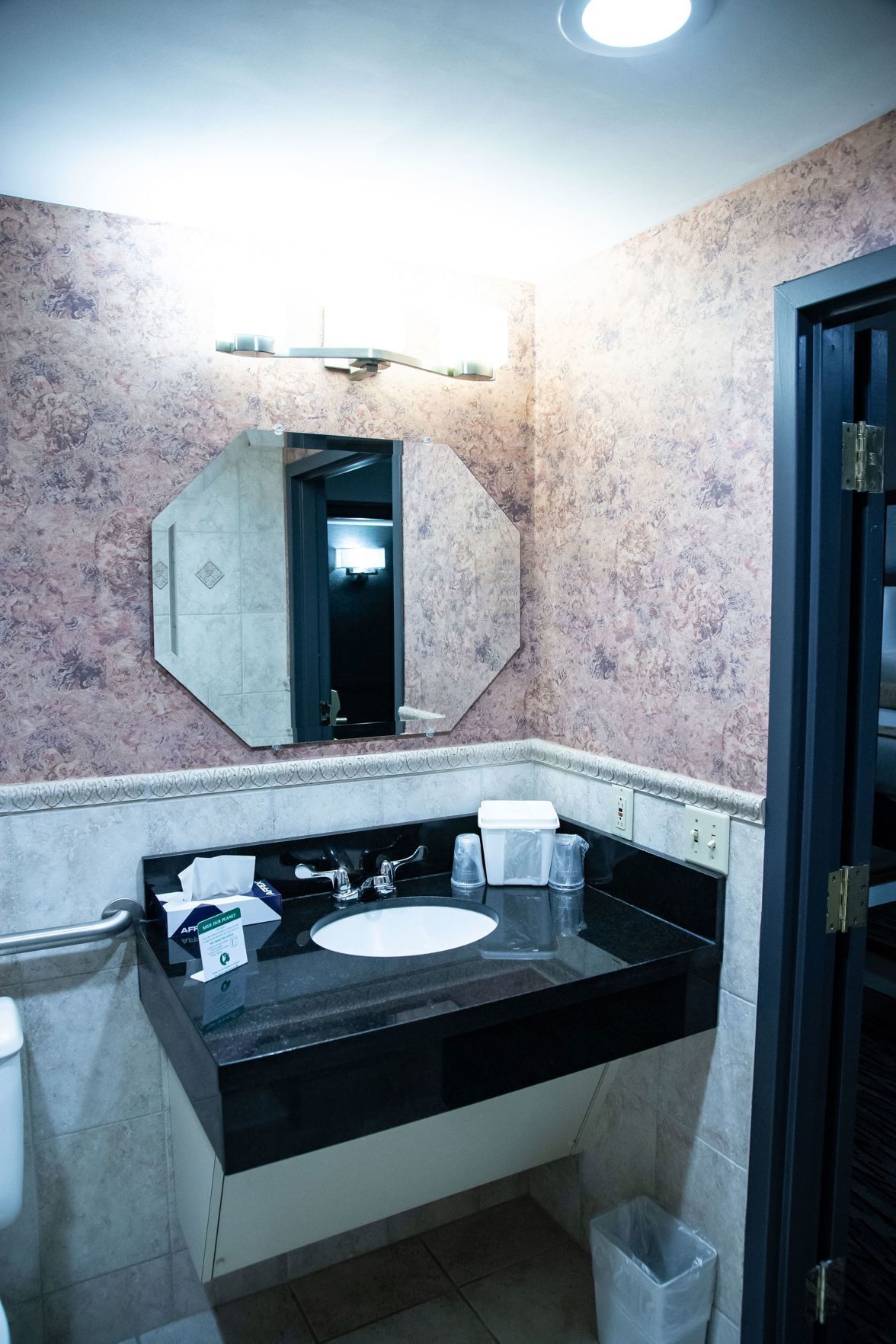 Phòng tắm | Buồng tắm vòi sen, đồ dùng nhà tắm miễn phí, máy sấy tóc, khăn tắm 