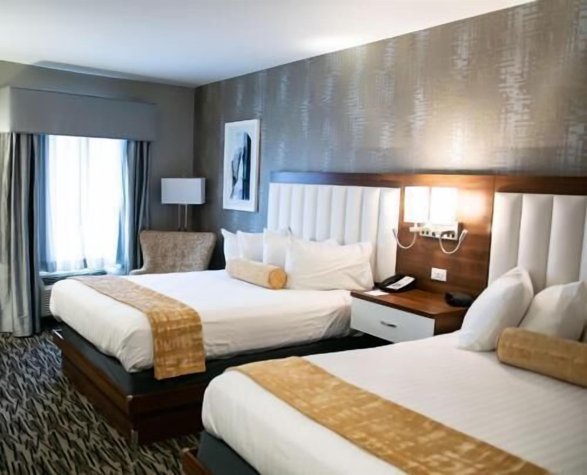 Bàn, khu vực làm việc phù hợp cho laptop, màn/rèm cản sáng 