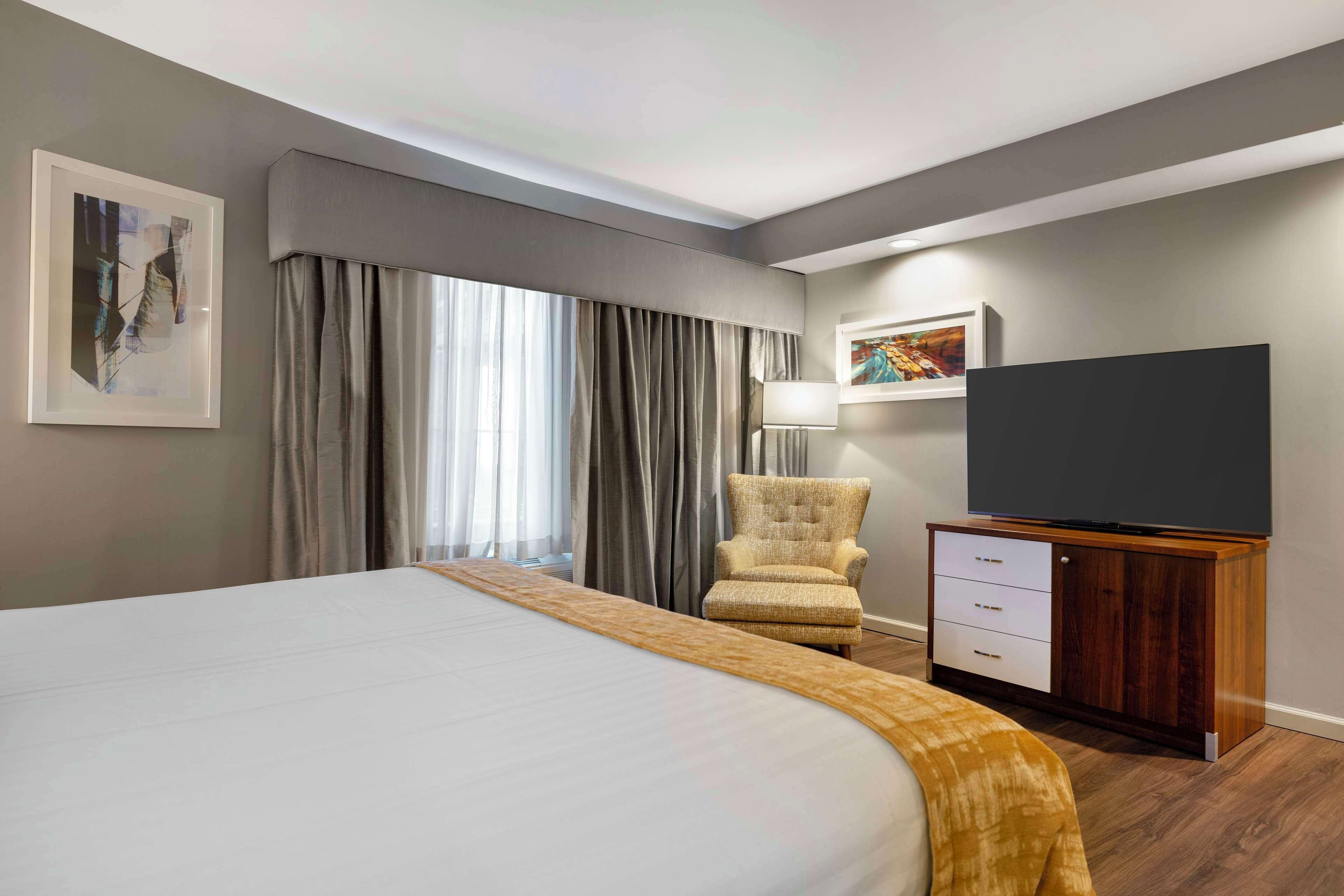 suite, 1 king bed, non smoking, jetted tub | desk, laptop workspace, blackout curtains, iron/ironing board